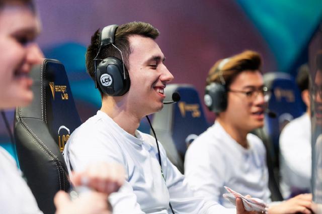 开云APP-NS碾压TSM，Crisp操刀奇招英雄翻盘宿敌对决四强赛，留下经典瞬间