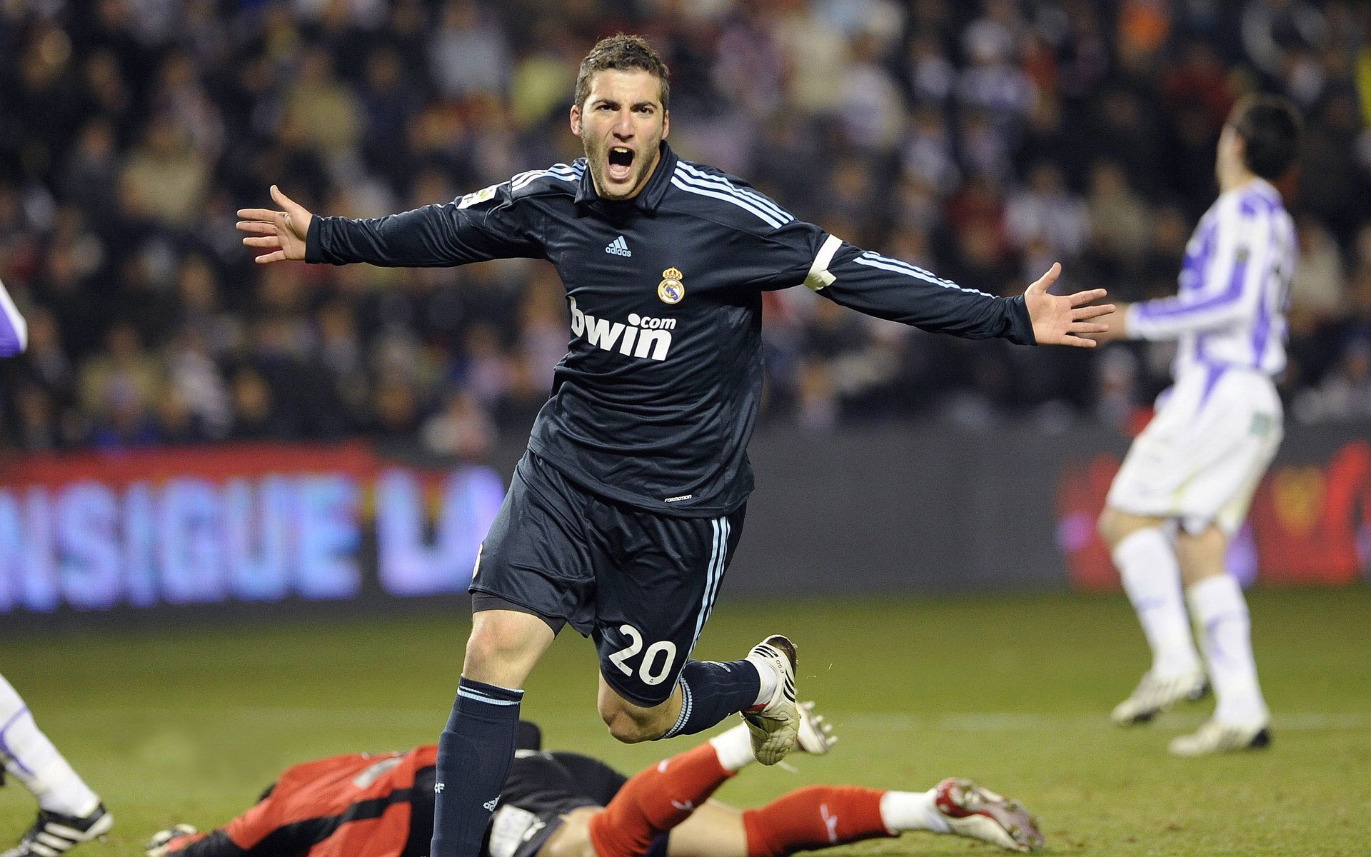 劳塔罗铁血封王！乌拉圭淘汰赛硬仗破冰，几内亚黑马神话终结